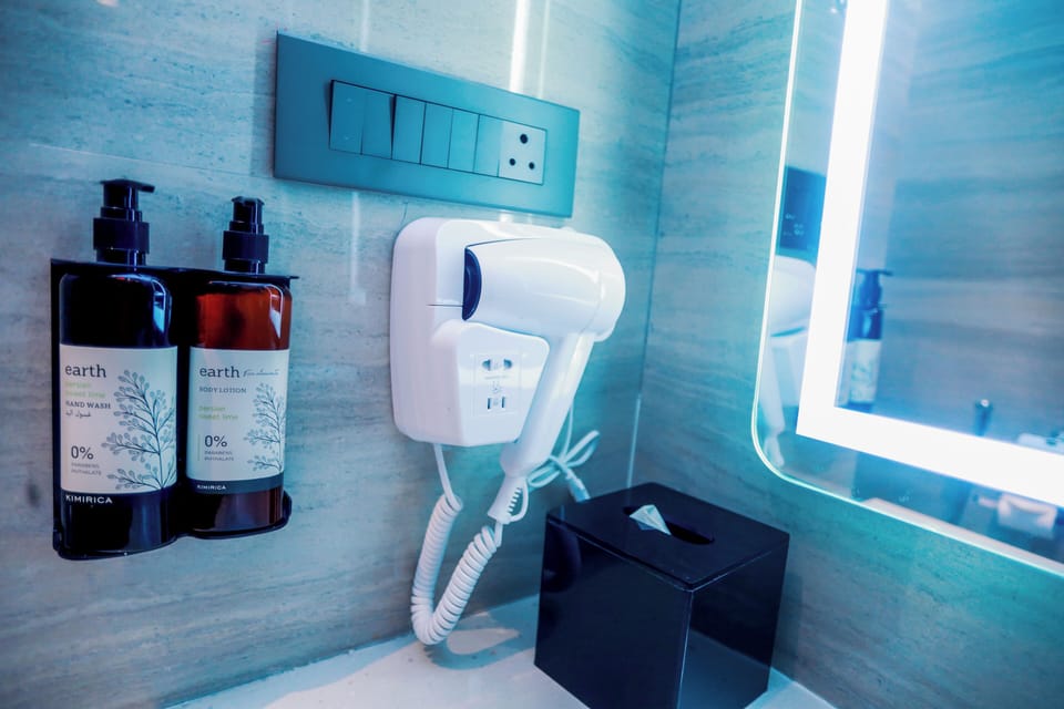 Deluxe Twin Room | 1 bedroom, minibar, in-room safe, desk