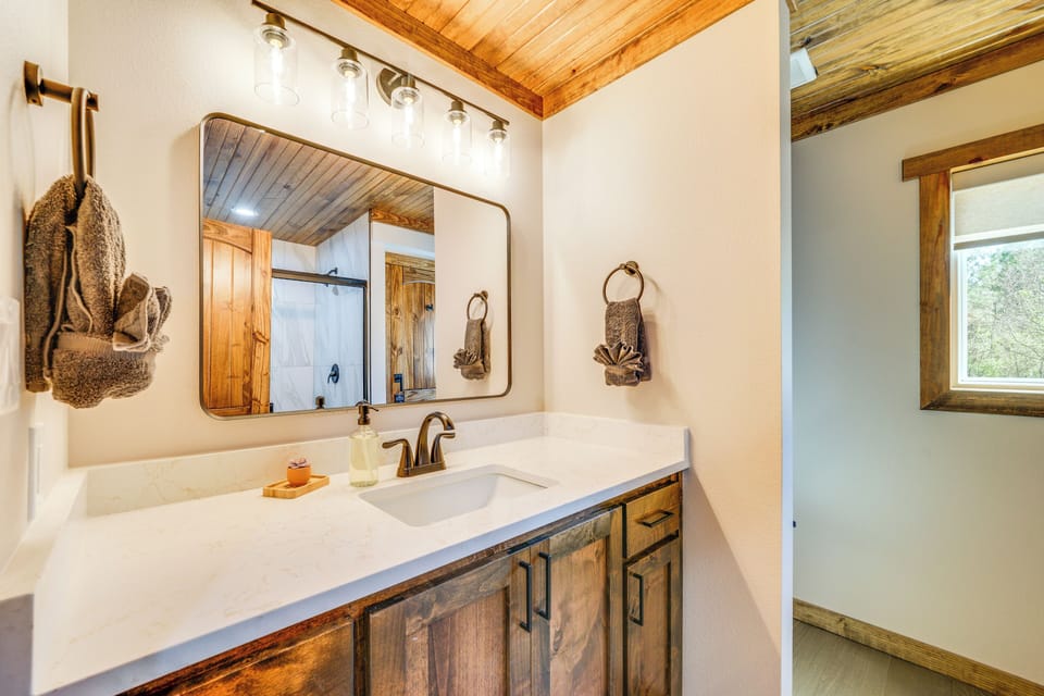Broken Bow Cabin ~ 5 Mi to State Park w/ Hot Tub! Cottage in Broken Bow