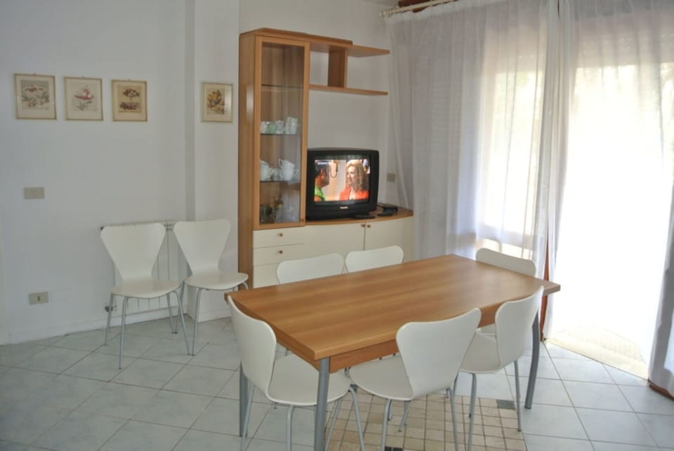 Apartment, 3 Bedrooms, Balcony, Garden View | Dining room