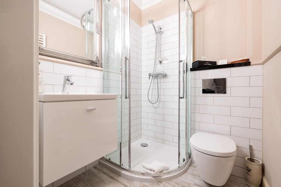 Triple room with balcony | Bathroom | Shower, hair dryer, towels, soap