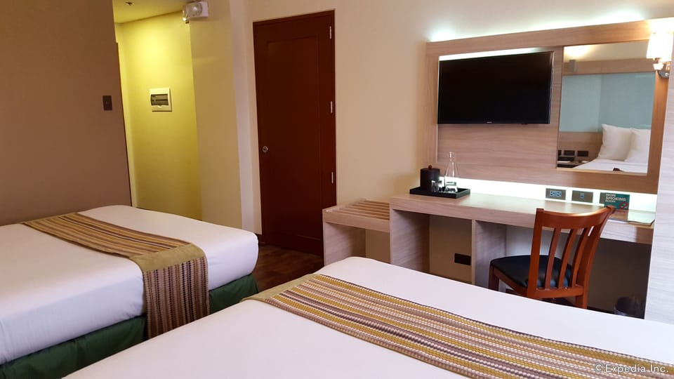 Premium bedding, in-room safe, desk, laptop workspace