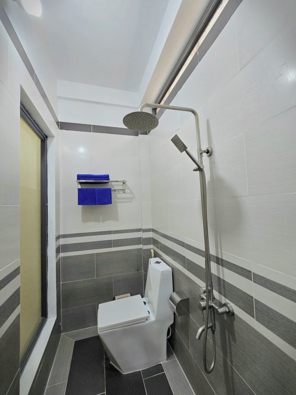 Economy Room, 1 Queen Bed | Bathroom | Shower, free toiletries, hair dryer, slippers