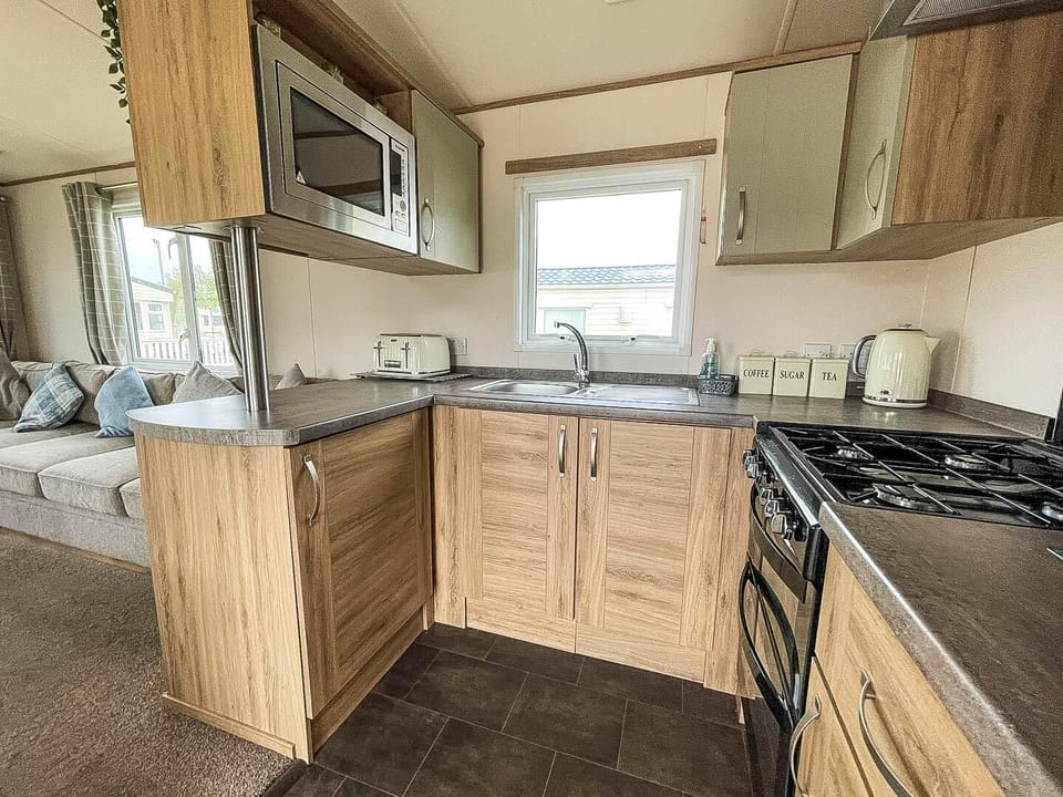 Cabin | Private kitchen | Fridge, microwave, oven, stovetop