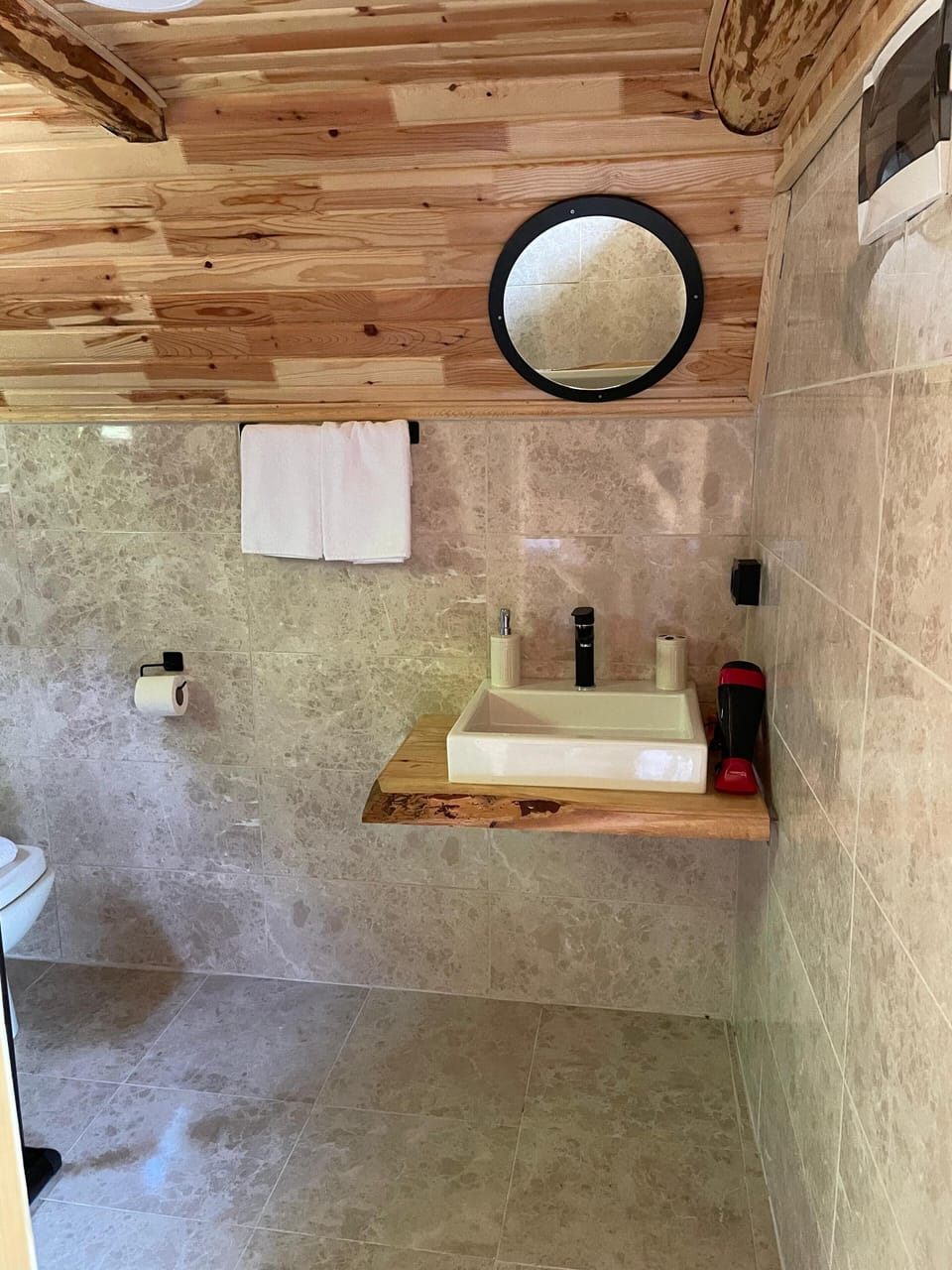 Deluxe Bungalow | Bathroom | Hair dryer, slippers