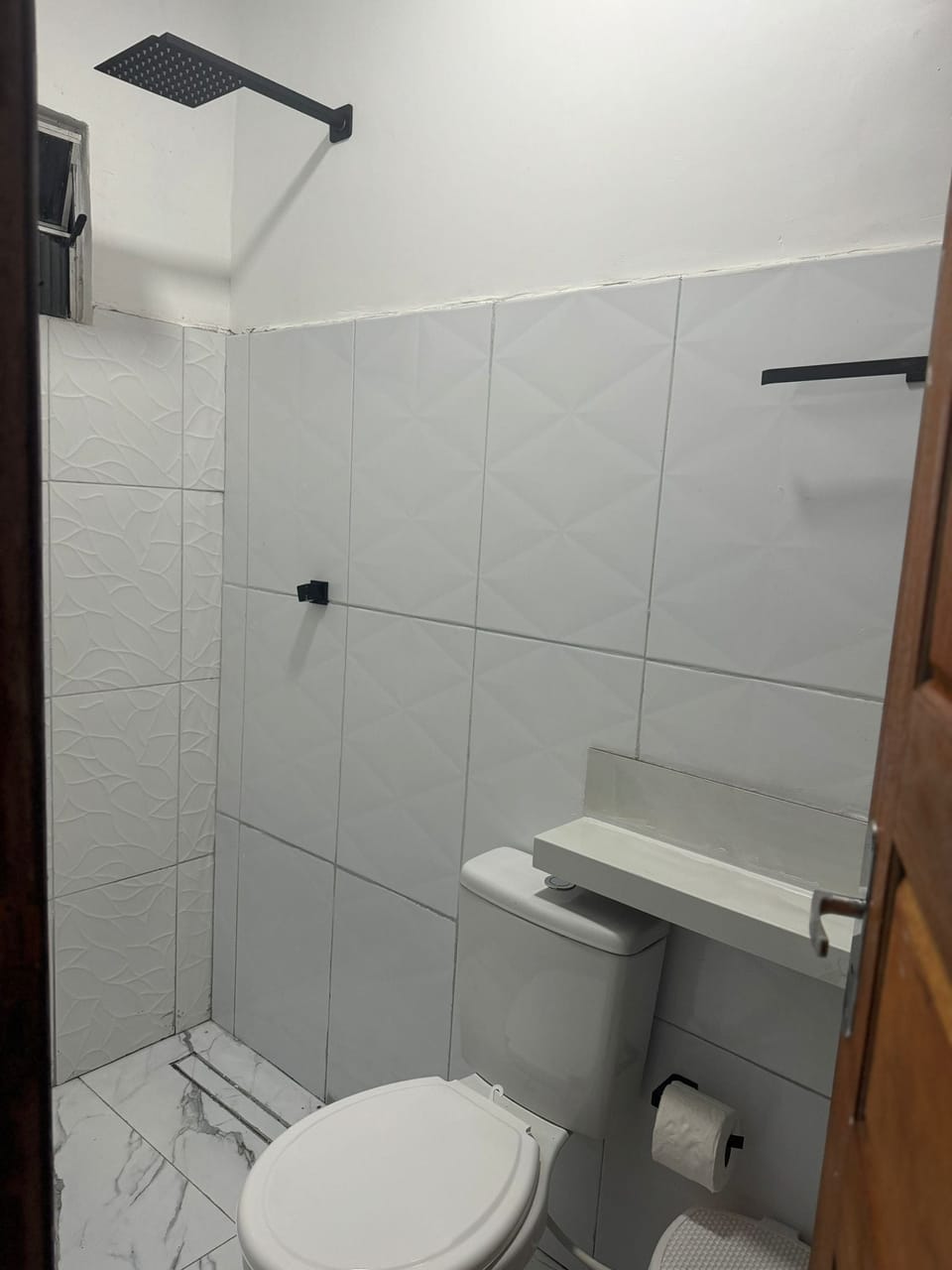 Grand Room | Bathroom | Shower, rainfall showerhead, towels, soap