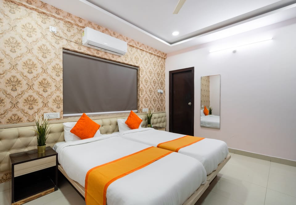 Double or Twin Room | Desk
