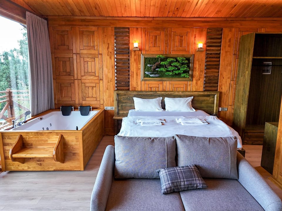 Romantic Tree House, 1 Bedroom, Fireplace, Lake View | Egyptian cotton sheets, premium bedding, minibar, individually decorated