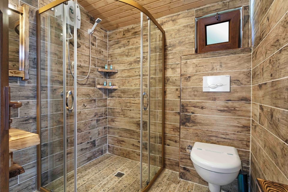 Classic Bungalow | Bathroom | Shower, free toiletries, hair dryer, slippers