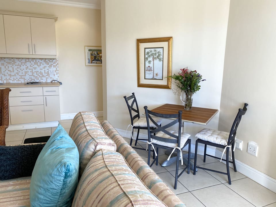 Classic Apartment, 2 Bedrooms, Non Smoking | Dining room
