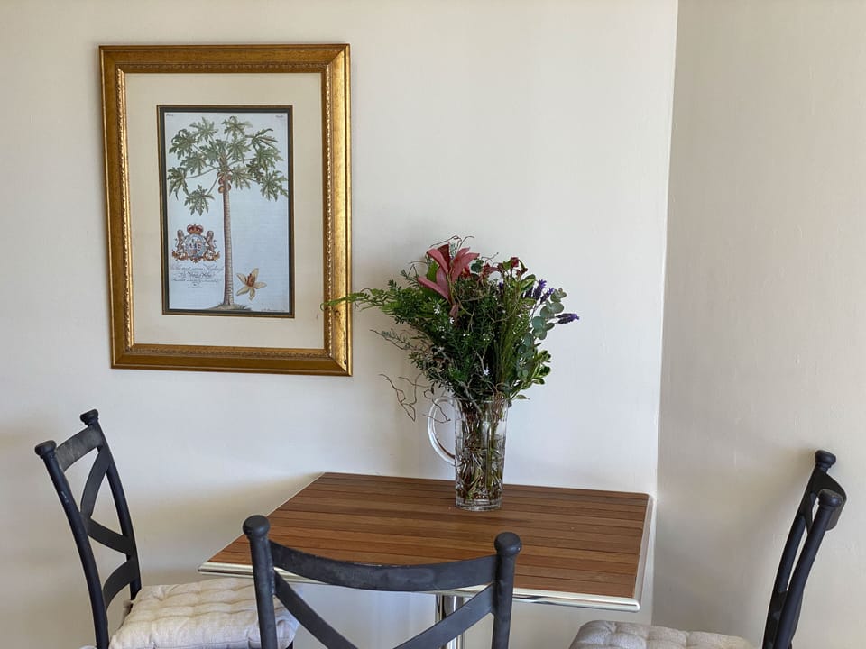 Classic Apartment, 2 Bedrooms, Non Smoking | Dining room