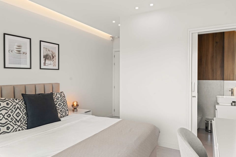 Luxury Studio | In-room safe, blackout drapes, iron/ironing board, WiFi (free)