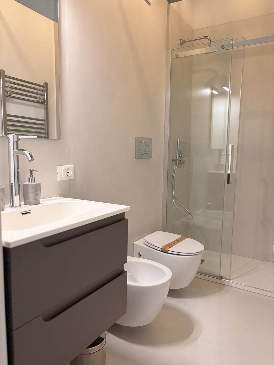 Shower, rainfall showerhead, free toiletries, hair dryer