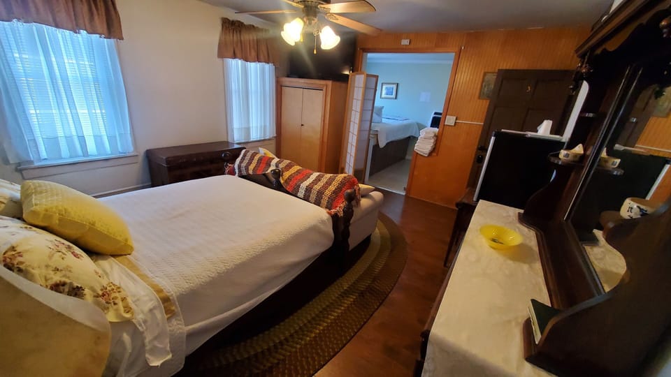 Basic Room, 1 Queen Bed, City View | Individually decorated, individually furnished, free WiFi, bed sheets