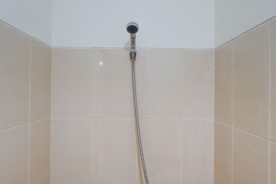 Studio | Bathroom | Shower, towels, soap, shampoo