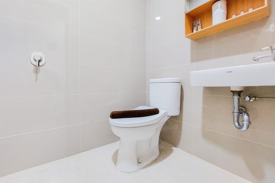 Studio | Bathroom | Shower, bidet, towels, soap