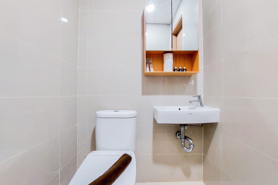 Studio | Bathroom | Shower, bidet, towels, soap