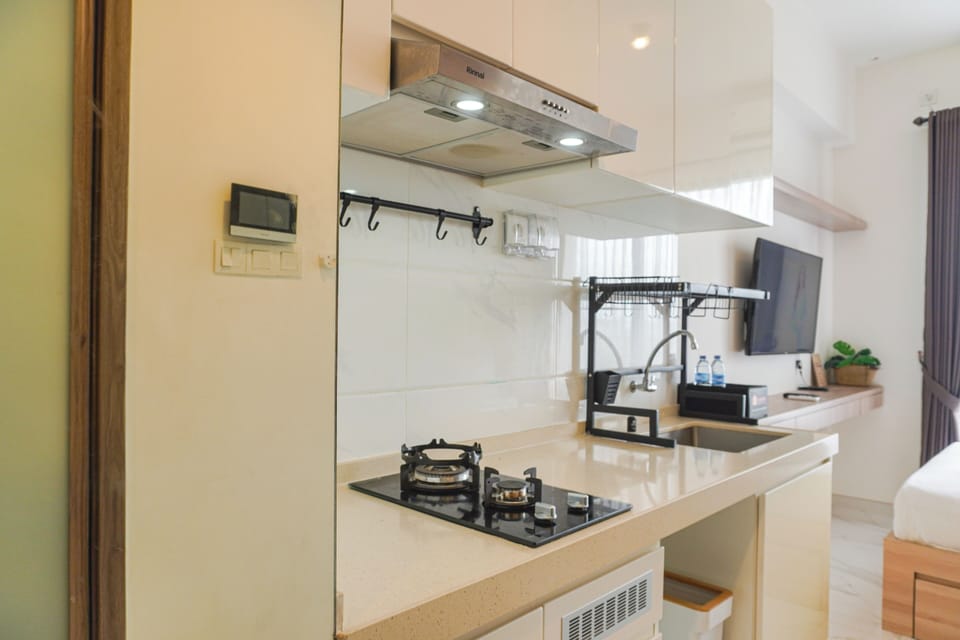 Studio | Private kitchen | Full-size fridge, stovetop, electric kettle