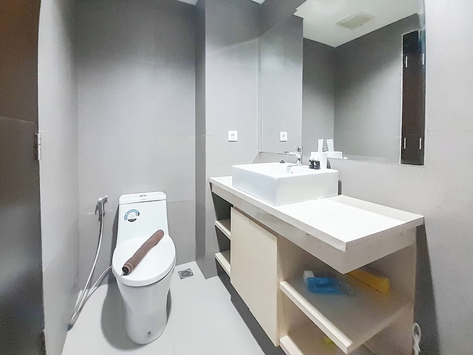 Studio | Bathroom | Shower, free toiletries, towels, soap