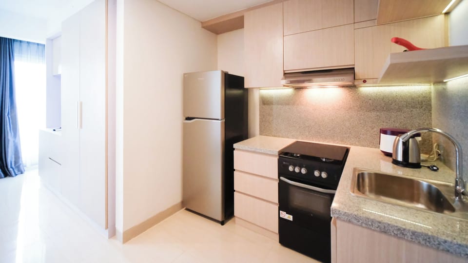 Studio | Private kitchen | Full-size fridge, stovetop, electric kettle
