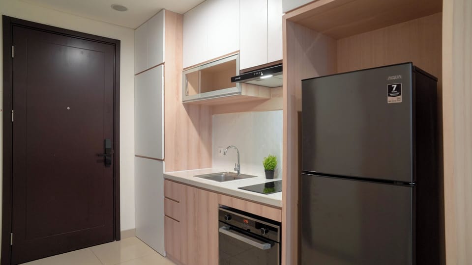 Studio | Private kitchen | Full-size fridge, stovetop, electric kettle
