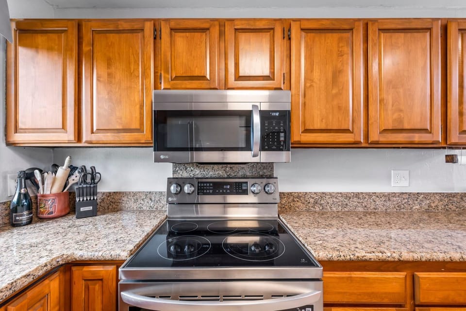 Condo, Multiple Beds (Country Club Villas#326) | Private kitchen | Oven, toaster, paper towels