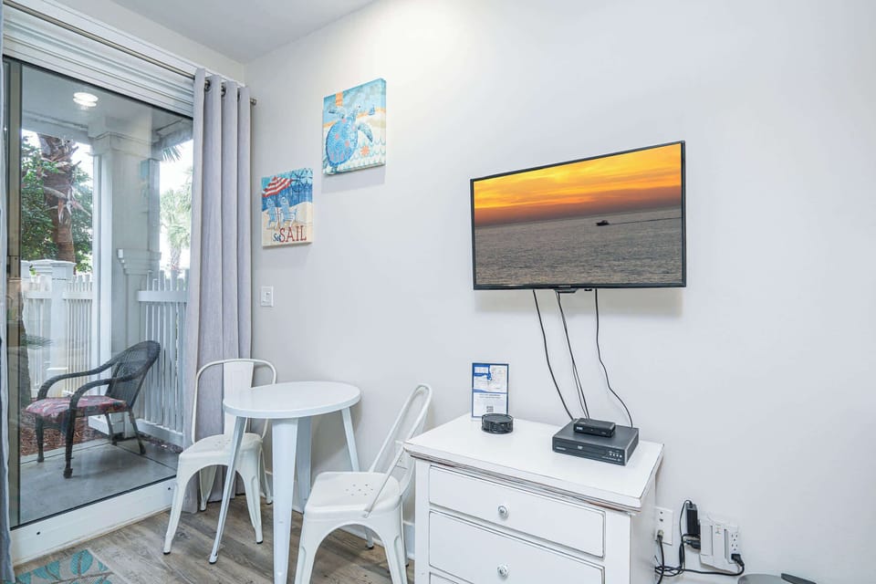 Studio, 1 King Bed with Sofa bed, Patio, Garden View (Seashell Shuffle at Pilot House) | Interior