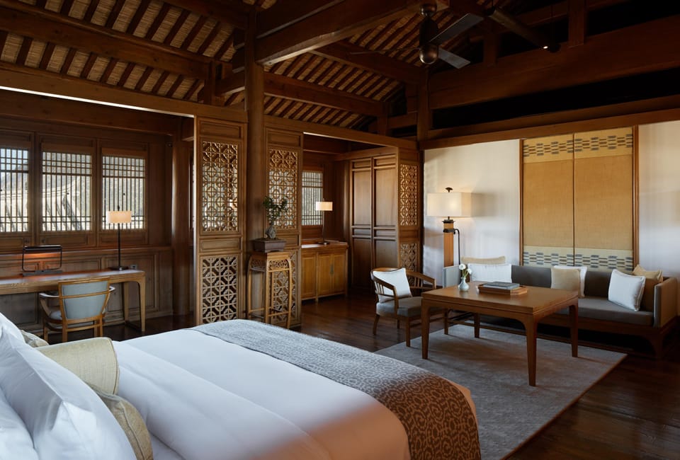 Villa (Amandayan) | Minibar, in-room safe, desk, laptop workspace