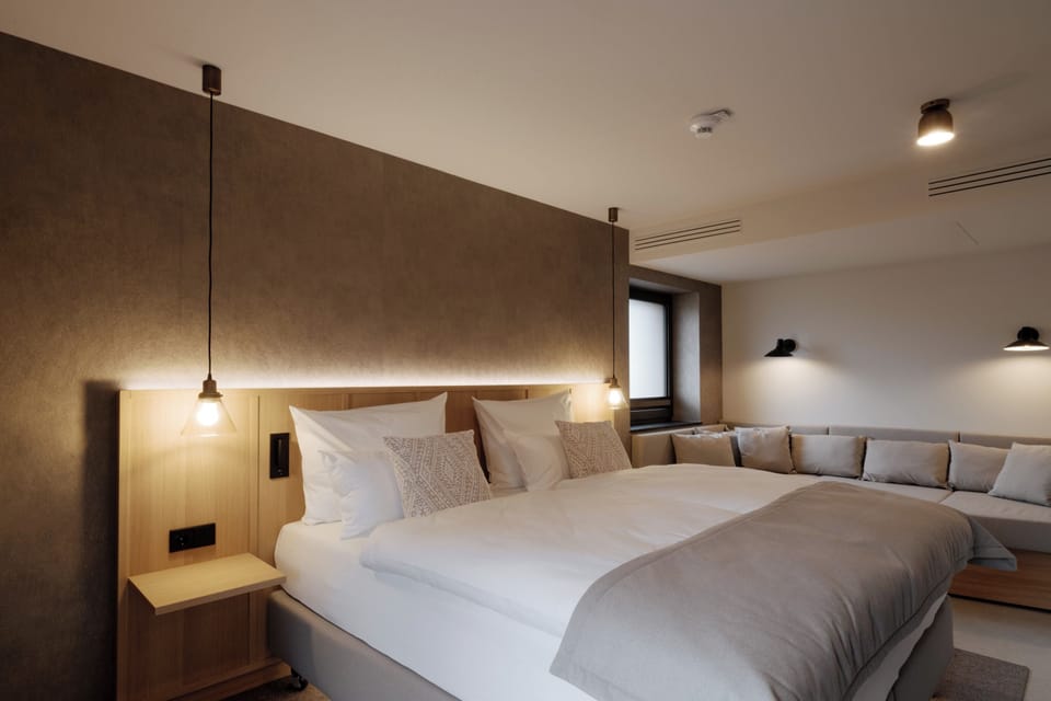 Junior Suite | Premium bedding, in-room safe, WiFi (free), bed sheets