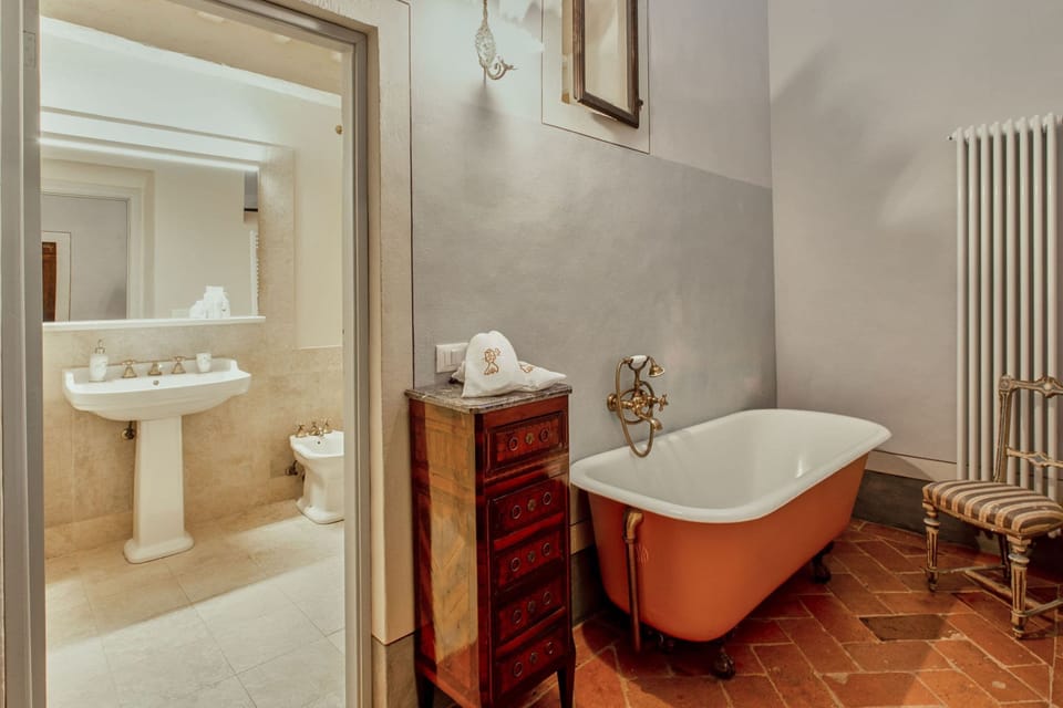 Deluxe Suite (Azzurra) | Bathroom | Designer toiletries, hair dryer, slippers, towels
