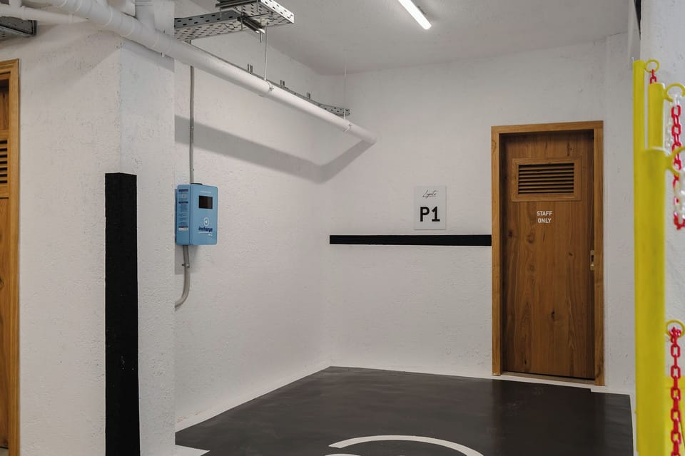 Electric vehicle charging station