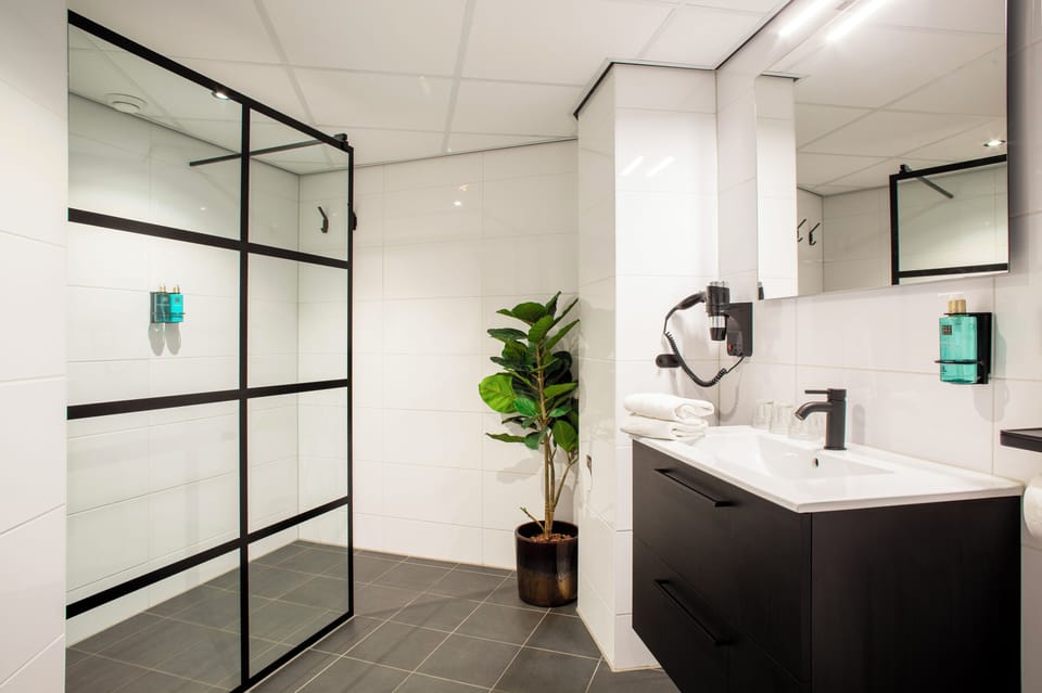 Superior Triple Room, Non Smoking | Bathroom | Shower, rainfall showerhead, free toiletries, hair dryer