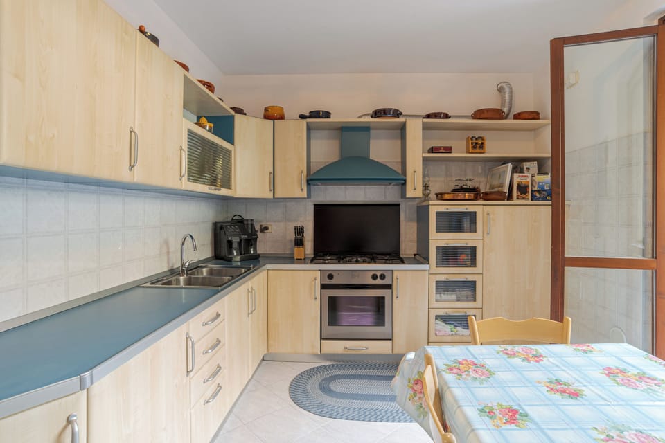 Family House, Multiple Bedrooms, 2 Bathrooms (Lenno Glamour) | Private kitchen | Microwave, oven, stovetop, dishwasher