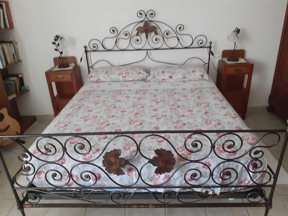 Traditional Double or Twin Room | Desk, iron/ironing board, free WiFi, bed sheets