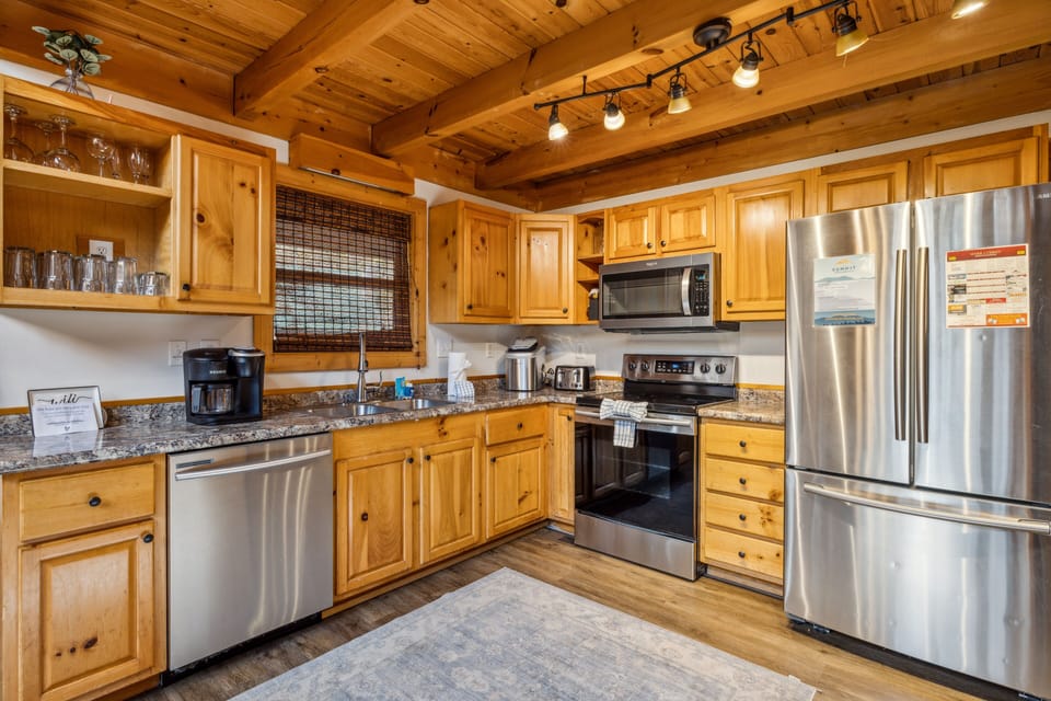 Cabin, 3 Bedrooms | Private kitchen | Coffee/tea maker, fridge, oven, toaster