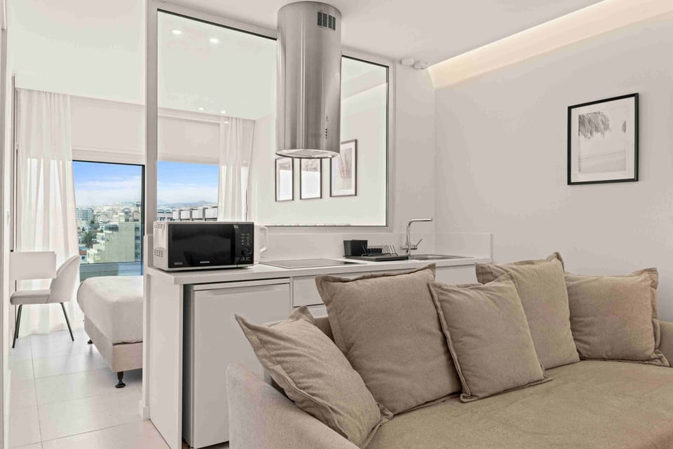 Luxury Suite | Private kitchen | Cookware/dishes/utensils