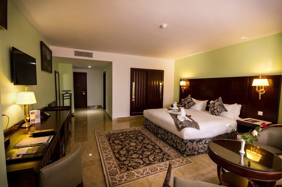 Junior Suite, Private Bathroom | Premium bedding, minibar, blackout drapes, WiFi (free)
