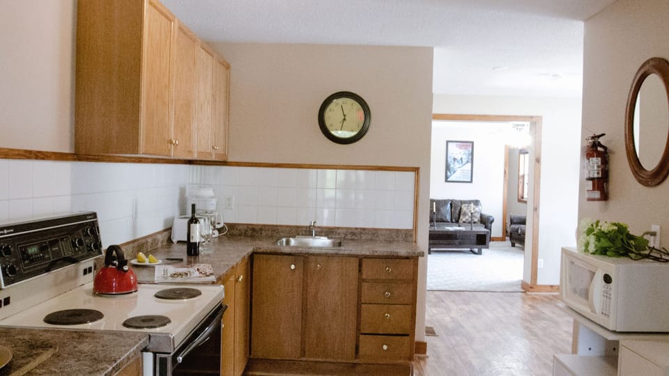 Traditional Apartment, 4 Bedrooms | Private kitchen | Full-size fridge, microwave, oven, stovetop