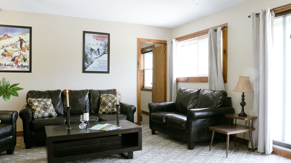 Traditional Apartment, 4 Bedrooms | Living area | 40-inch LED TV with cable channels, fireplace
