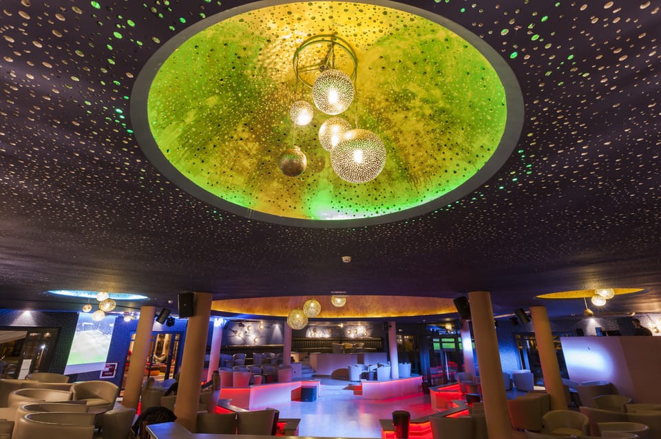 3 bars/lounges, 3 poolside bars