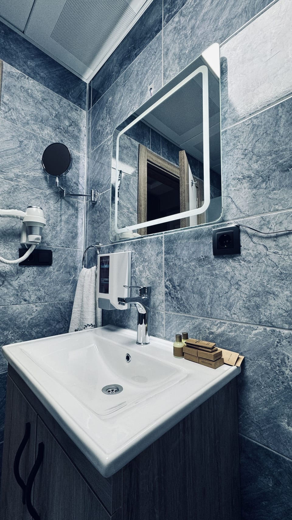 Standard Room, 1 Queen Bed | Bathroom | Hair dryer, slippers