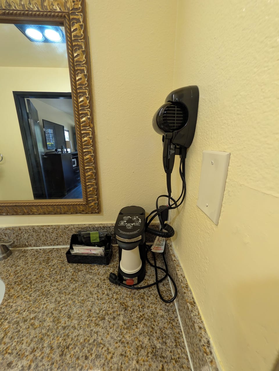 Deluxe Room | Bathroom | Hair dryer, towels, soap, shampoo