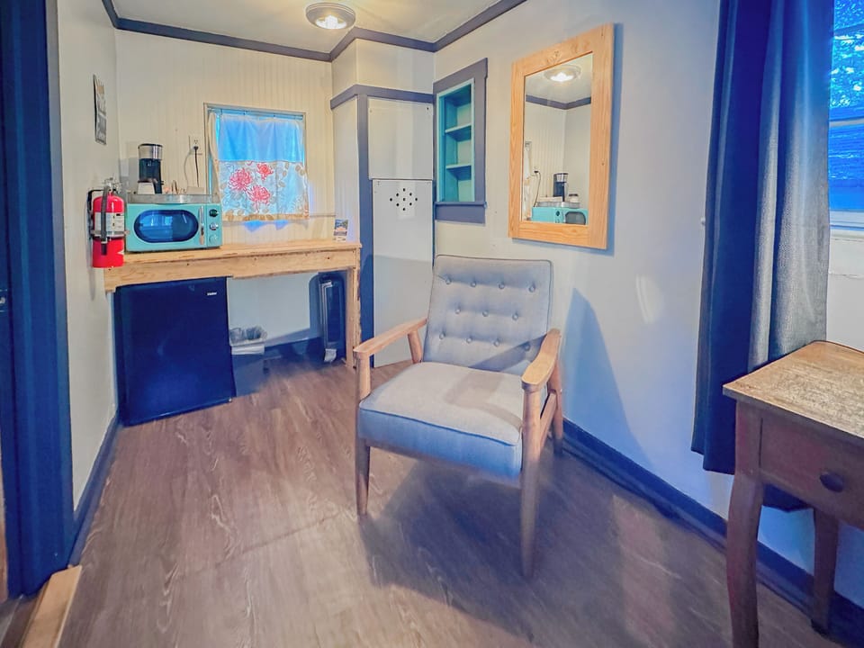 Standard Cabin, 1 Queen Bed, Non Smoking | Living area | Flat-screen TV