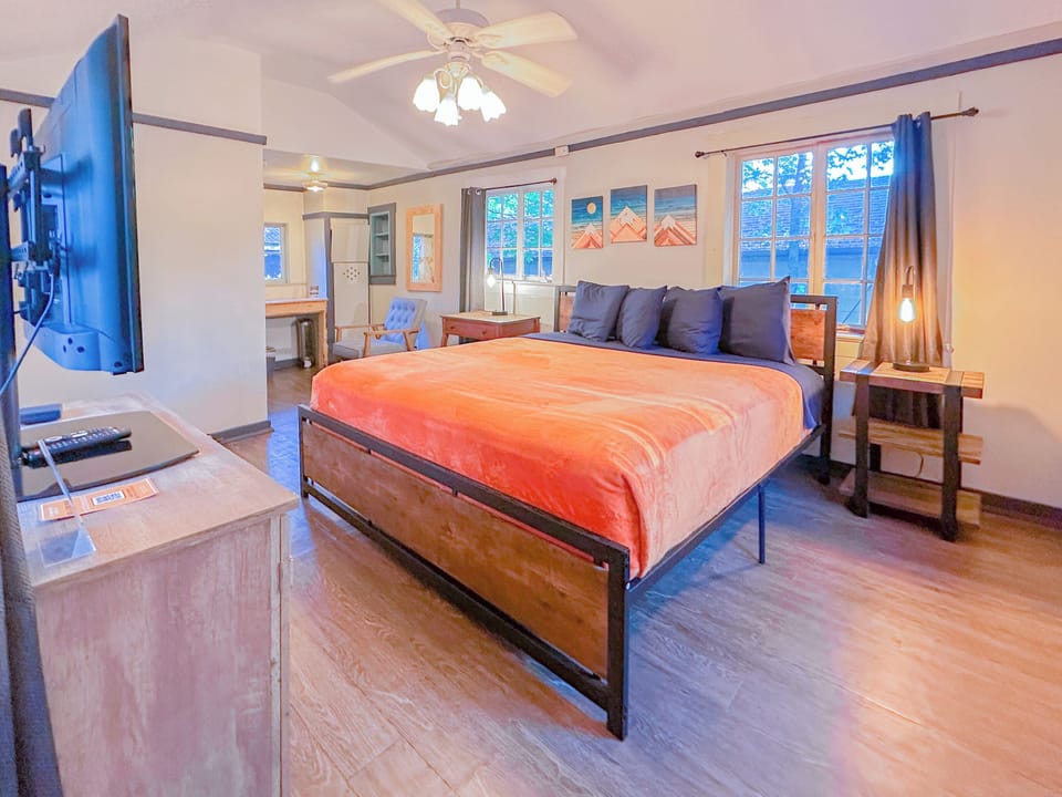 Standard Cabin, 1 Queen Bed, Non Smoking | Desk, iron/ironing board, free WiFi, bed sheets