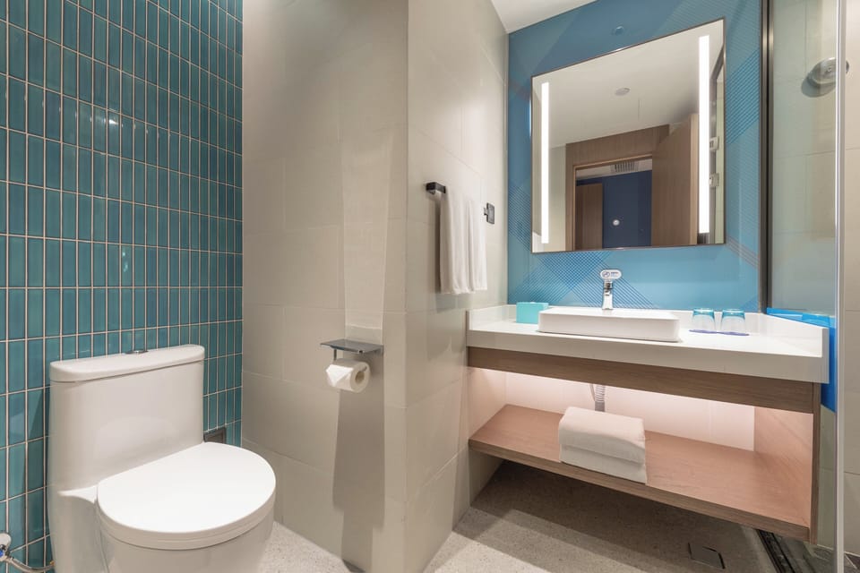 Shower, rainfall showerhead, free toiletries, hair dryer