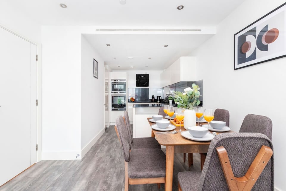 City Apartment | Private kitchen | Full-size fridge, microwave, oven, stovetop