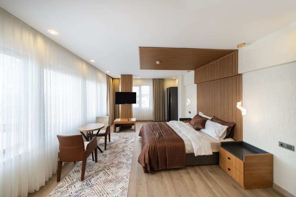 Deluxe Room | Premium bedding, minibar, in-room safe, desk