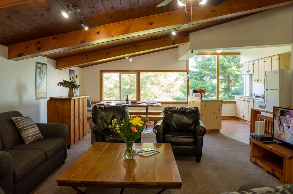 Classic Cottage, 4 Bedrooms, Mountain View | Living area | 40-inch LED TV with cable channels, fireplace