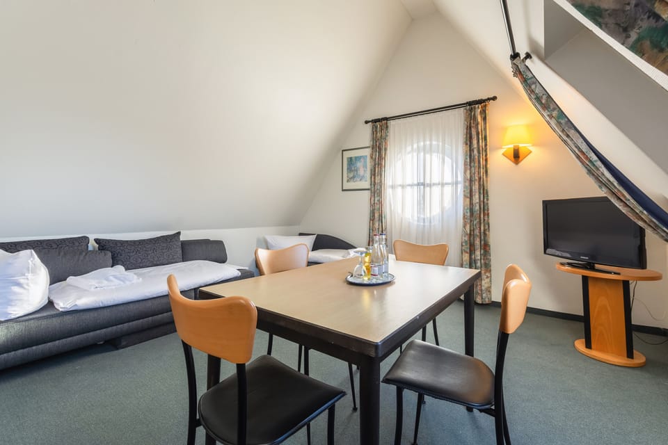 Family Suite | Hypo-allergenic bedding available, in-room safe, desk, WiFi (free)