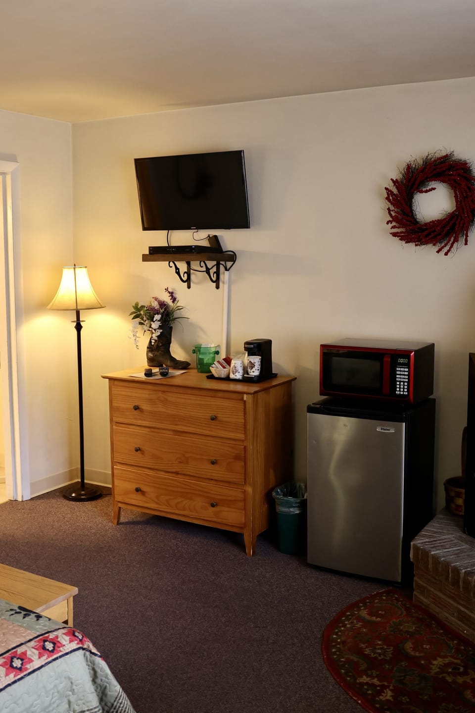 Single Room, 1 Queen Bed | Living area | 50-inch flat-screen TV with satellite channels