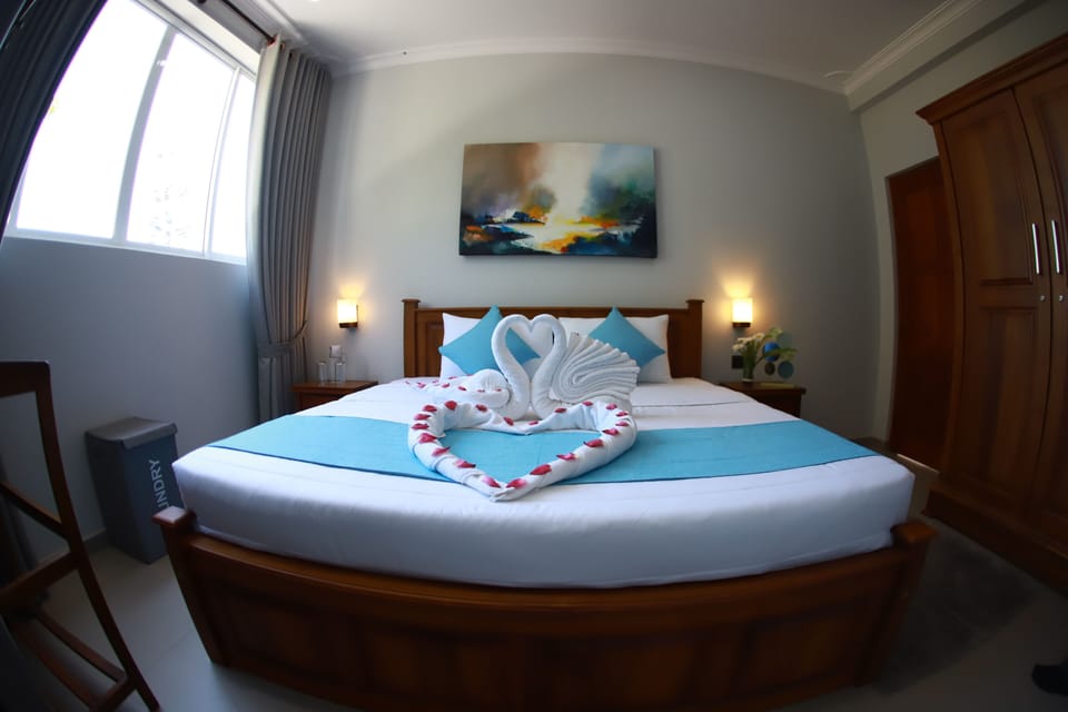 Deluxe Double Room, 1 King Bed, Mountain View | Soundproofing, iron/ironing board (on request), WiFi (free), bed sheets